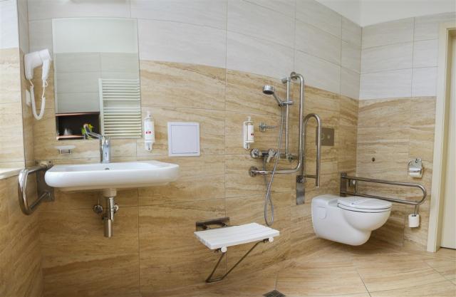 hotel-pro-patria-slovensko-piestany-pokoj-bezbarierova-koupelna