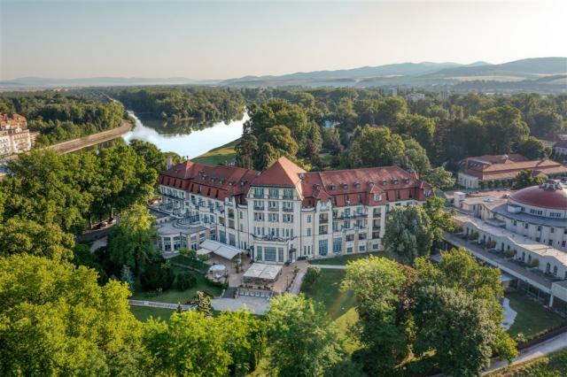 hotel-thermia-palace-slovensko-piestany-pohled-na-hotel.png