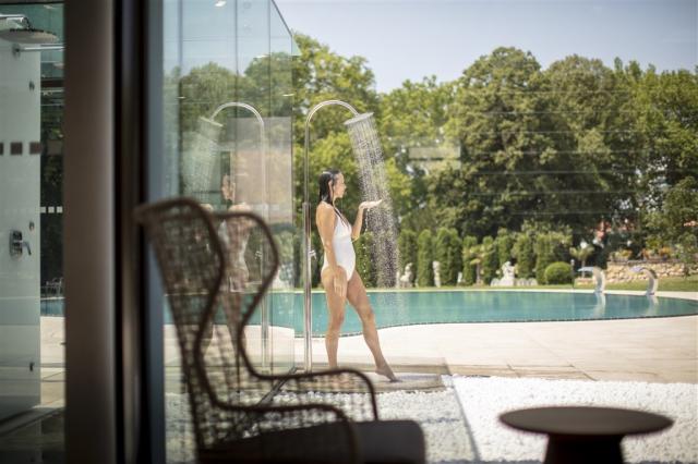 hotel-thermia-palace-slovensko-piestany-venkovni-bazen (6).jpg