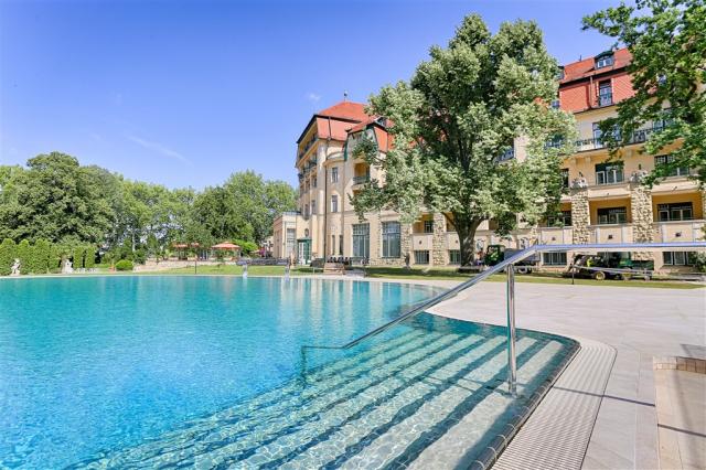 hotel-thermia-palace-slovensko-piestany-venkovni-bazen.jpg