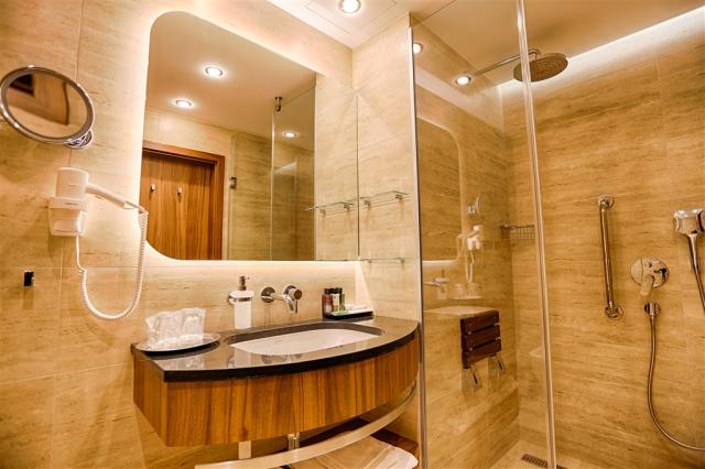hotel-esplanade-slovensko-piestany-pokoj-koupelna (5).jpg