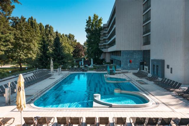 hotel-esplanade-slovensko-piestany-venkovni-bazen (4).jpg