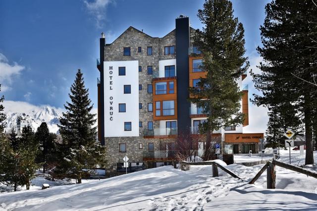 hotel-ovruc-slovensko-strbske-pleso-pohled-na-hotel-v-zime.jpg