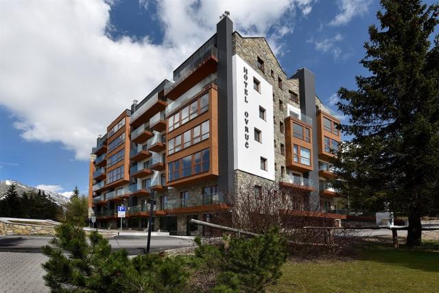 hotel-ovruc-slovensko-strbske-pleso-pohled-na-hotel (3).jpg