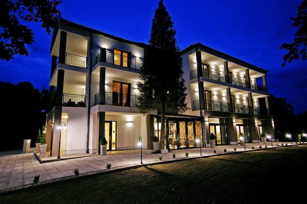 hotel-divina-madarsko-harkany-pohled-na-hotel (2).png