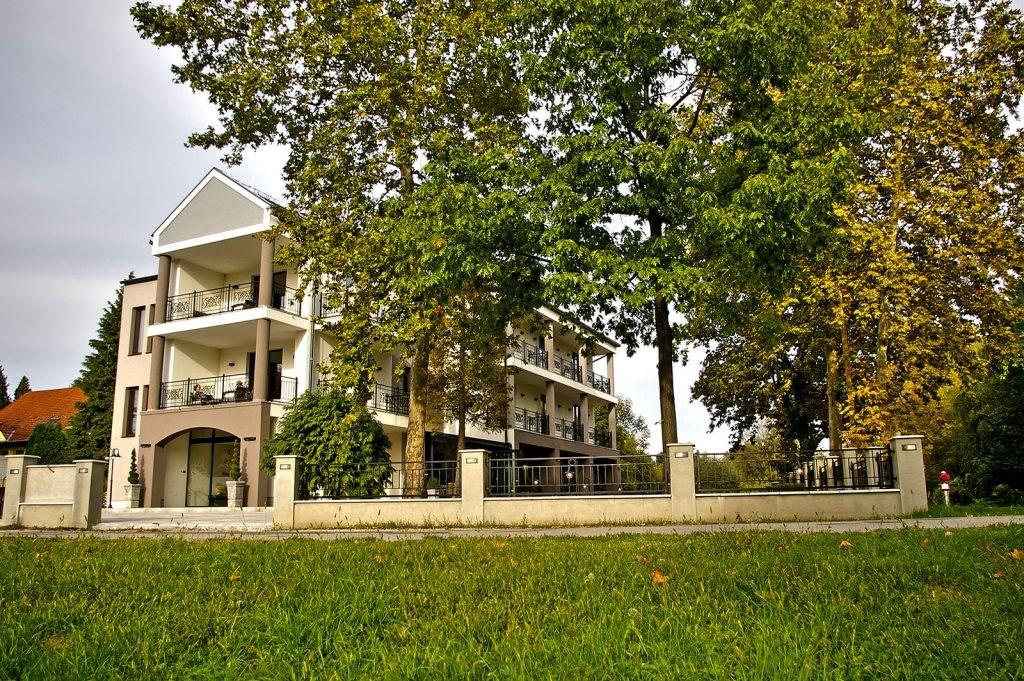 hotel-divina-madarsko-harkany-pohled-na-hotel (2).jpg