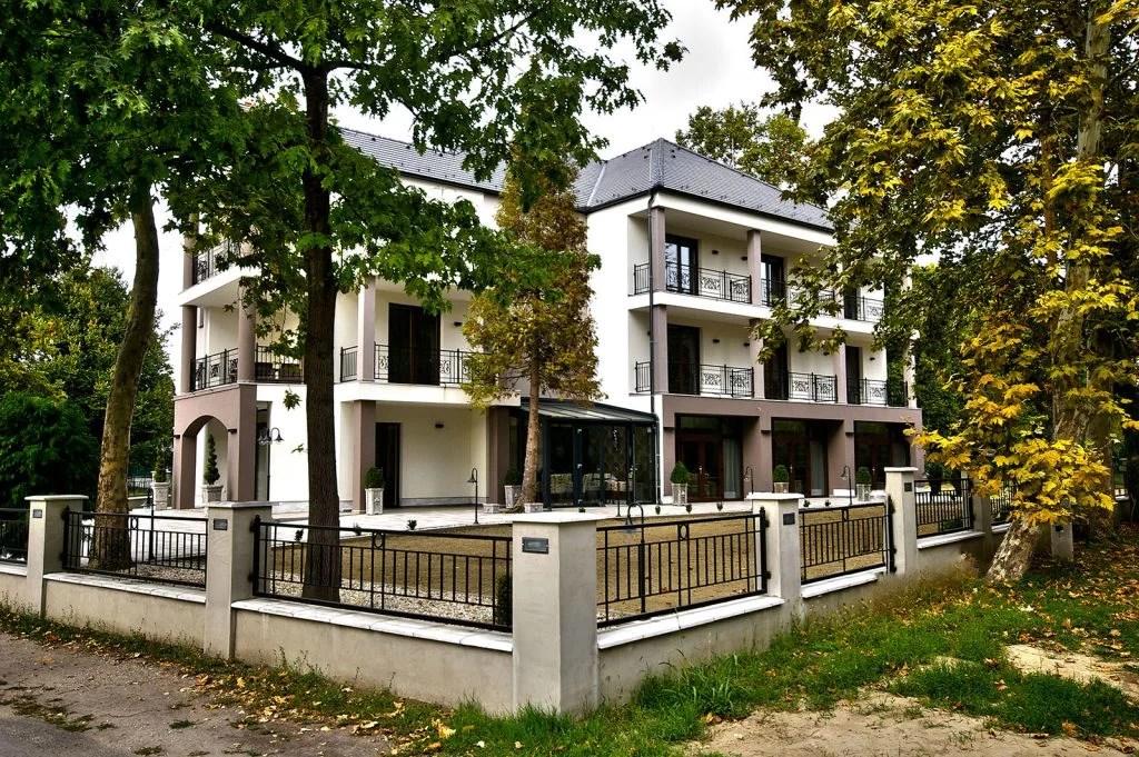 hotel-divina-madarsko-harkany-pohled-na-hotel.png