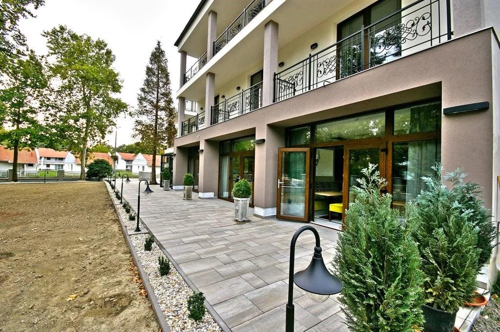 hotel-divina-madarsko-harkany-pohled-na-hotel (3).png