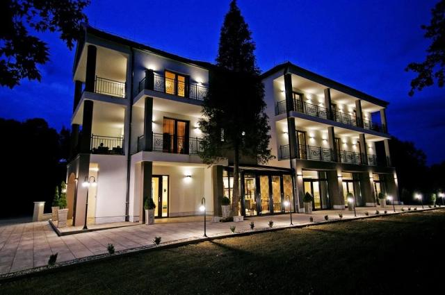 hotel-divina-madarsko-harkany-pohled-na-hotel (2).png