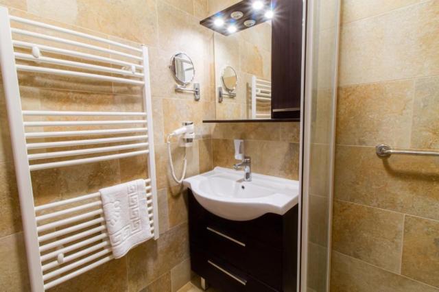 park-hotel-buk-madarsko-buk-dvouluzkovy-pokoj-deluxe-s-balkonem