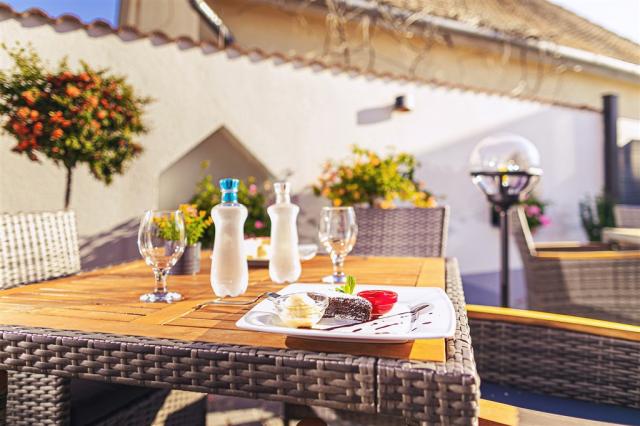 park-hotel-buk-madarsko-buk-restaurace-bar-venkovni-posezeni (2
