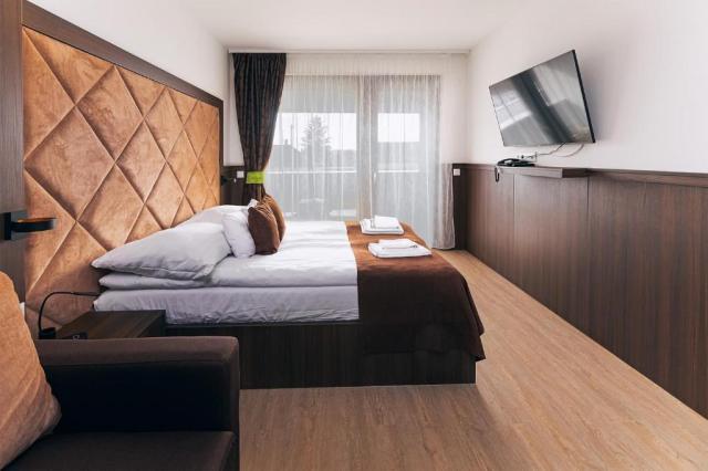 park-hotel-buk-madarsko-buk-dvouluzkovy-pokoj-deluxe-s-balkonem