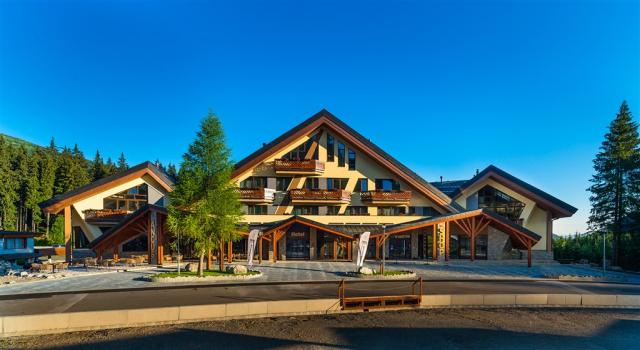 hotel-posta-slovensko-jasna-pohled-na-hotel (2).jpg