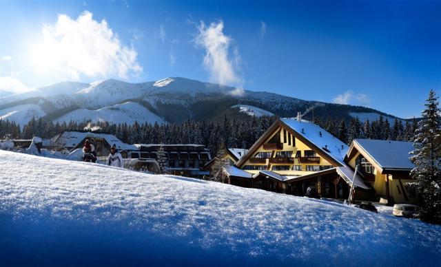 hotel-posta-slovensko-jasna-pohled-na-hotel.jpg
