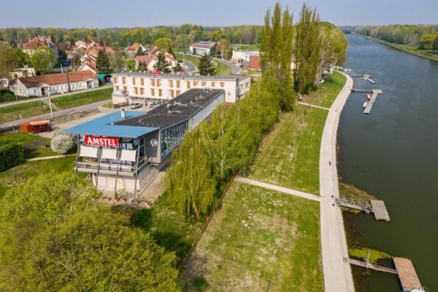 hotel-amstel-hattyu-madarsko-gyor-pohled-na-hotel.jpg