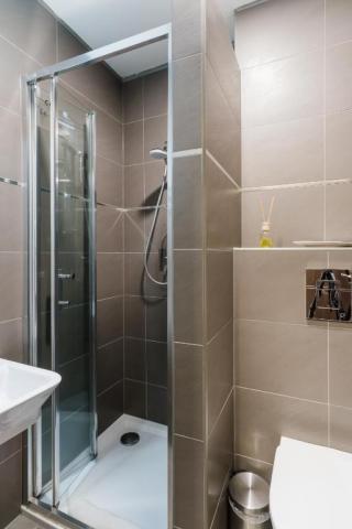 hotel-amstel-hattyu-madarsko-gyor-dvouluzkovy-pokoj-koupelna.jp