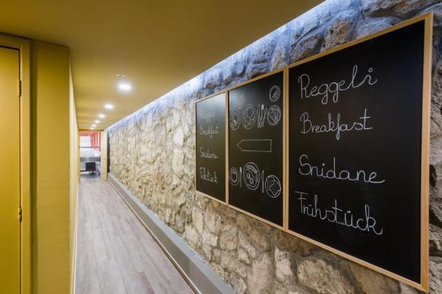 hotel-amstel-hattyu-madarsko-gyor-snidanova-restaurace.jpg