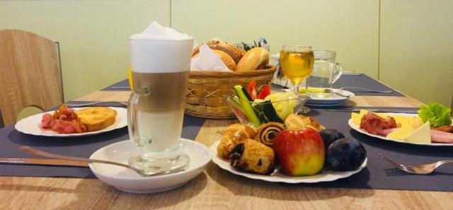 hotel-amstel-hattyu-madarsko-gyor-snidanova-restaurace (3).jpg