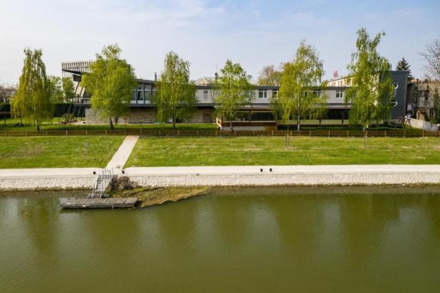 hotel-amstel-hattyu-madarsko-gyor-pohled-na-hotel (2).jpg