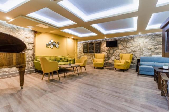 hotel-amstel-hattyu-madarsko-gyor-lobby (4).jpg