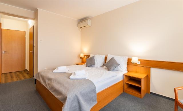 hotel-thermal-madarsko-mosonmagyarovar-dvouluzkovy-pokoj-s-balk
