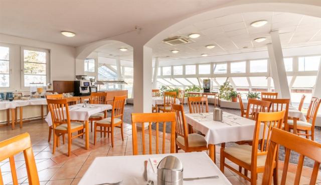 hotel-thermal-madarsko-mosonmagyarovar-restaurace (4).jpg