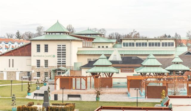 hotel-thermal-madarsko-mosonmagyarovar-pohled-na-lazne-z-hotelu