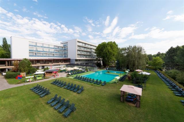 hotel-splendid-slovensko-piestany-venkovni-bazen (2).jpg