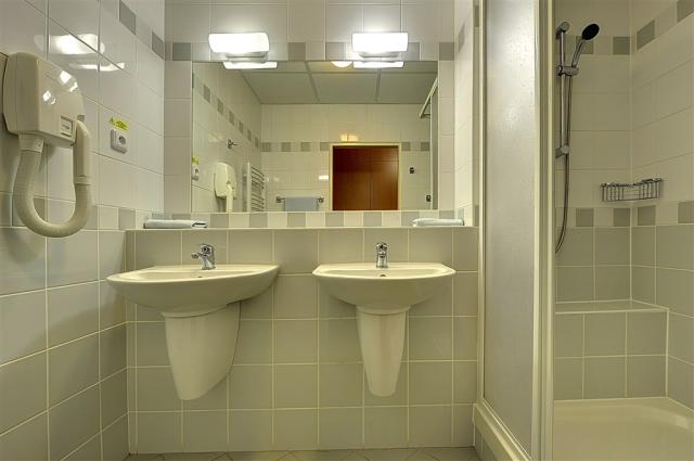 Behounek_bathroom_Cat. I. A_DBL.jpg
