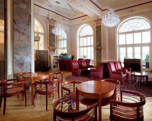 lazensky-hotel-radium-palace-cesko-jachymov-hala.jpg