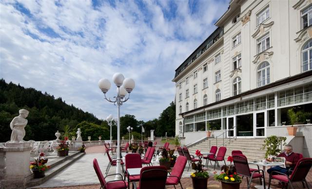 lazensky-hotel-radium-palace-cesko-jachymov-terasa.jpg