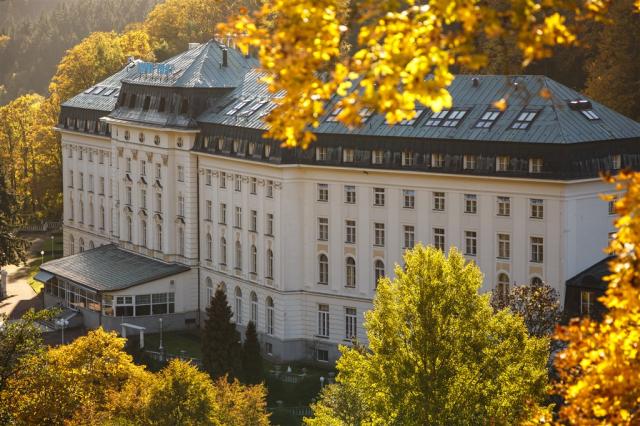 lazensky-hotel-radium-palace-cesko-jachymov-podzim.jpg