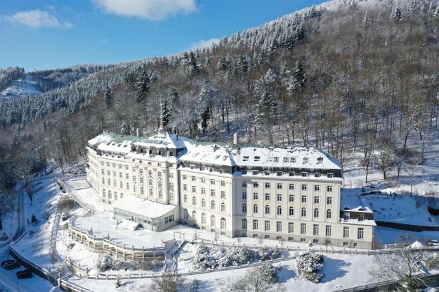 lazensky-hotel-radium-palace-jachymov-zima2021.jpg