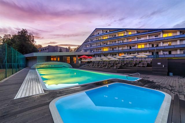 hotel-jezerka-ceska-republika-sec-pohled-na-hotel-a-bazeny.jpg