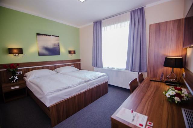hotel-jezerka-ceska-republika-sec-dvouluzkovy-pokoj-depandance.