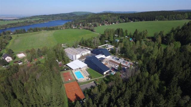 hotel-jezerka-ceska-republika-sec-pohled-na-cely-areal.jpg