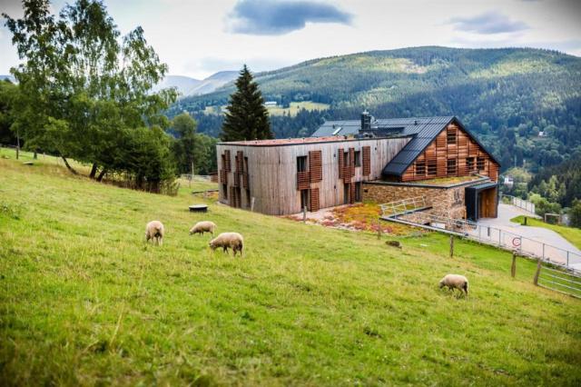 hotel-amenity-ceska-republika-spindleruv-mlyn-pohled-na-hotel (