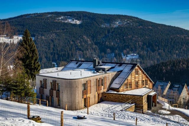 hotel-amenity-ceska-republika-spindleruv-mlyn-pohled-na-hotel-v