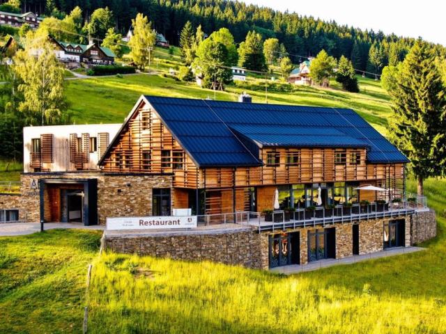 hotel-amenity-ceska-republika-spindleruv-mlyn-pohled-na-hotel (