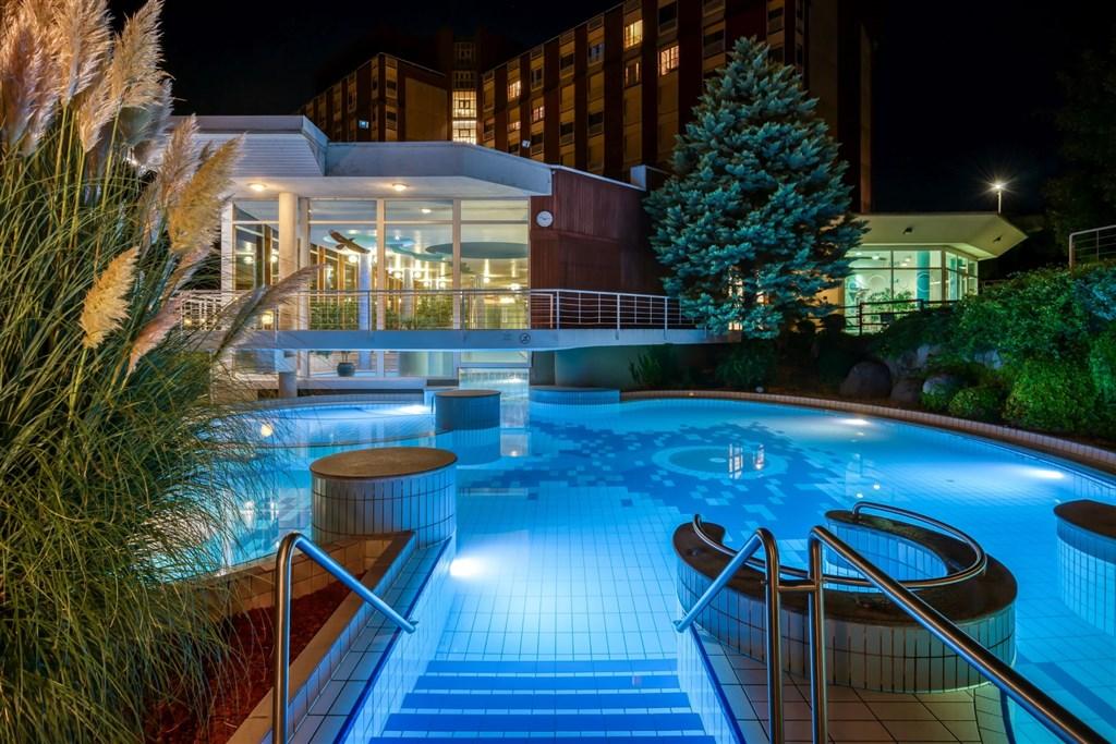 hotel-thermal-aqua-madarsko-heviz-venkovni-bazen (2).png