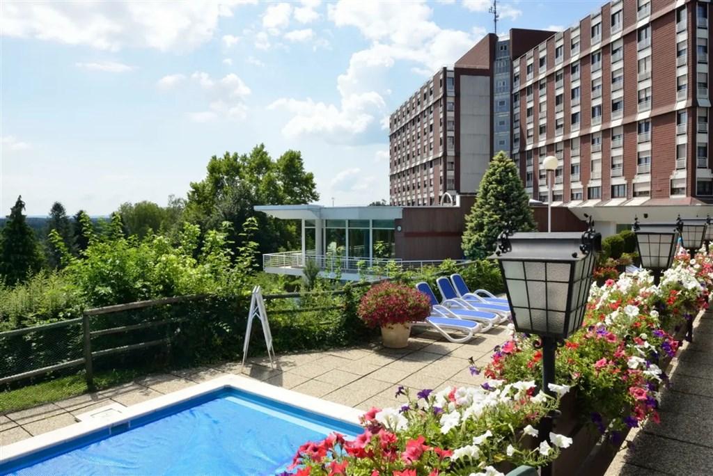 hotel-thermal-aqua-madarsko-heviz-pohled-na-hotel-a-bazen (2).p