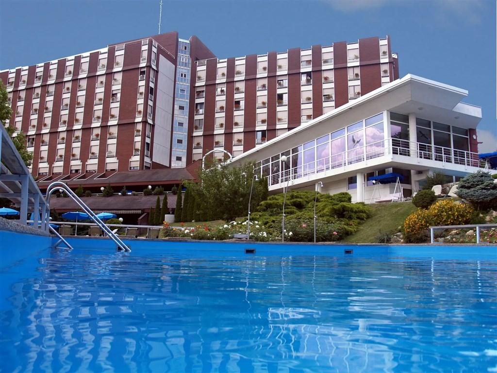 hotel-thermal-aqua-madarsko-heviz-pohled-na-hotel-a-bazen (3).p