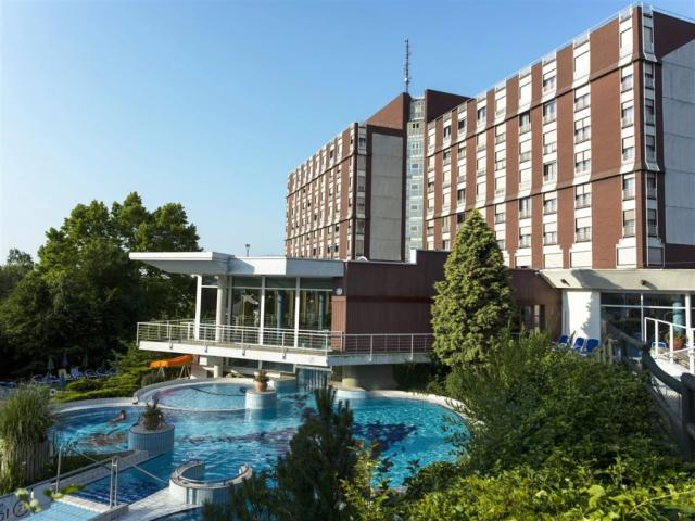 hotel-thermal-aqua-madarsko-heviz-pohled-na-hotel-a-bazen.png
