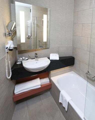hotel-thermal-aqua-madarsko-heviz-dvouluzkovy-pokoj-superior-ko