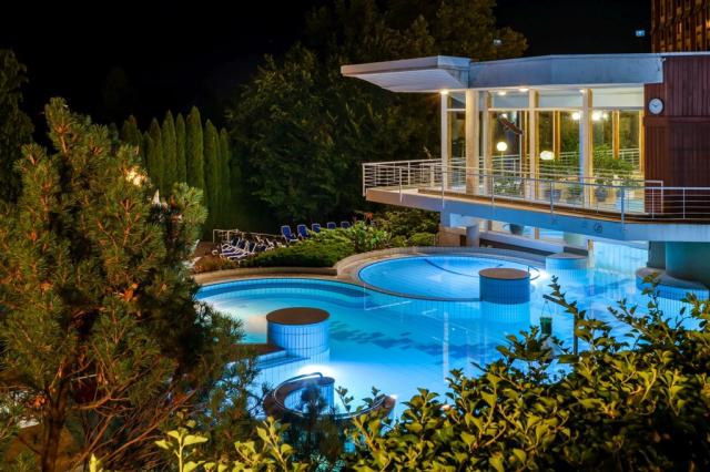 hotel-thermal-aqua-madarsko-heviz-venkovni-bazen.png