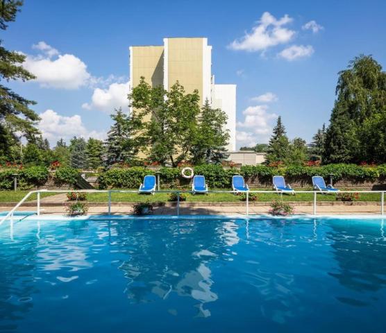 hotel-thermal-heviz-madarsko-heviz-venkovni-bazen.jpg
