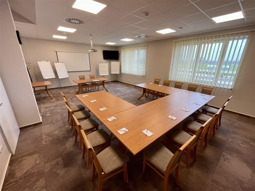 hotel-gyirmot-madarsko-gyor-konferencni-mistnost (2).jpg