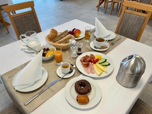 hotel-gyirmot-madarsko-gyor-restaurace-snidane.jpg