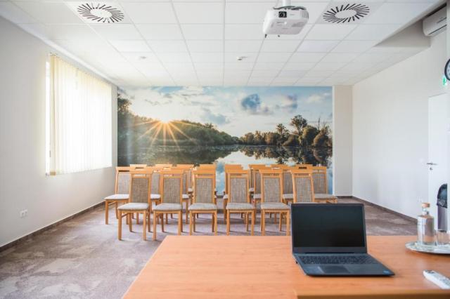 hotel-gyirmot-madarsko-gyor-konferencni-mistnost.jpg