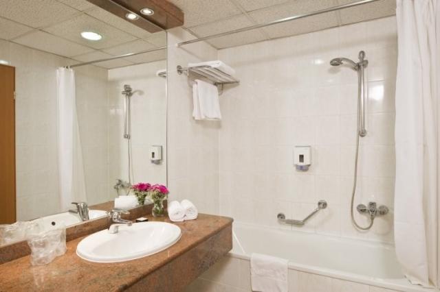 hotel-danubius-raba-madarsko-gyor-dvouluzkovy-apartman-koupelna